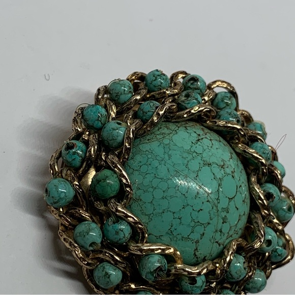 Vintage unsigned Hong Kong Hubble style acrylic turquoise beaded goldtone brooch - Picture 3 of 5